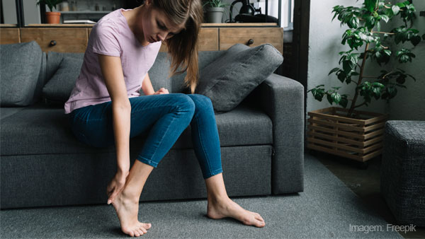 Joga futebol? 4 dicas certeiras para mandar a dor nos pés para