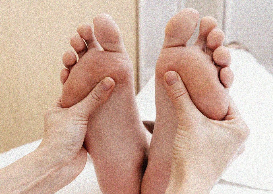 planta dos pés sendo massageada